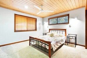 4 bedrooms, free WiFi, bed sheets - Spacious top floor 4 bedroom unit - walking distance to beach (A mity Point)