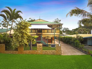 Exterior - Spacious top floor 4 bedroom unit - walking distance to beach (A mity Point)