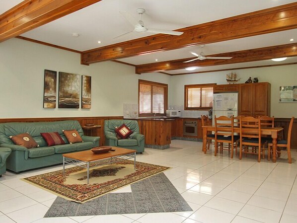 TV - 7 Bedroom Queenslander close to rock wall (Amity Point)