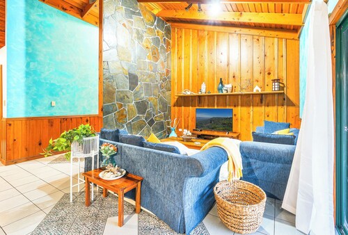 7 Bedroom Queenslander close to rock wall