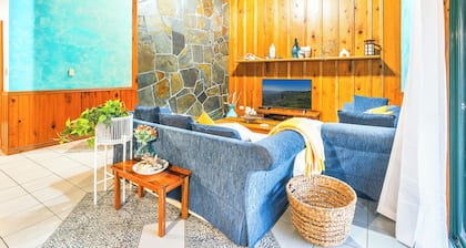 7 Bedroom Queenslander close to rock wall