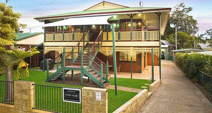 7 Bedroom Queenslander close to rock wall