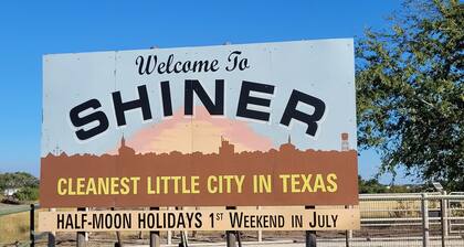 Walk to Shiner Brewery & Downtown Shops from Restored Historic 1921 Home