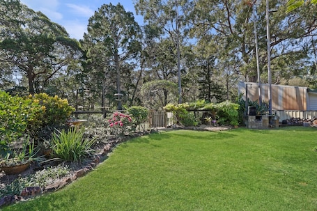 施設の敷地. Original house, large gardens in bush setting