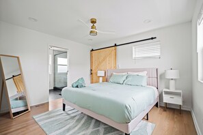 3 室のベッドルーム、アイロン / アイロン台、WiFi、ベッドシーツ