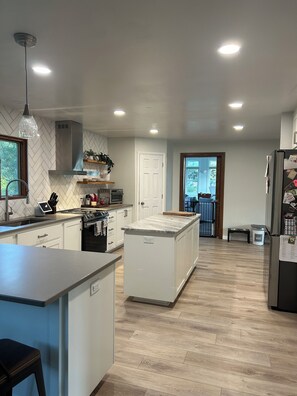 Private kitchen - Spacious 4-bedroom house with fitness room, WiFi in lovely Fond du Lac (Fond du Lac)