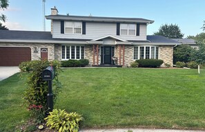 Exterior - Spacious 4-bedroom house with fitness room, WiFi in lovely Fond du Lac (Fond du Lac)