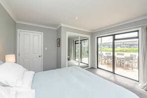 5 bedrooms, travel crib, WiFi, bed sheets - Sunset Escape - Stunning Beachfront Views (Kai Iwi)