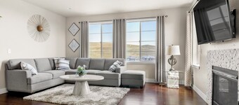 Relaxing Foothills Retreat in Gorgeous Modern Home