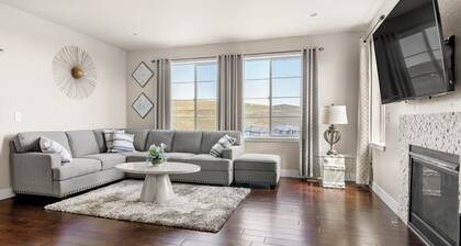 Relaxing Foothills Retreat in Gorgeous Modern Home