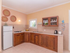 Jääkaappi, uuni, keittoastiat/astiat/ruokailuvälineet