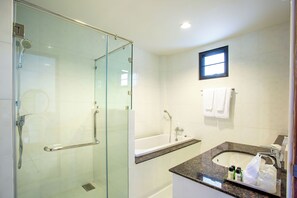 Suite Room | Cofres nos quartos, Wi-Fi de cortesia