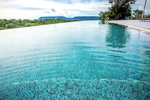 Piscine extérieure, chaises longues