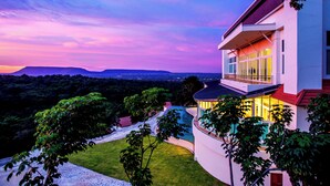 A modern house with a large balcony, a swimming pool, and a view of the surrounding landscape. - Channgarm Mountain View Resort  (Sikhio)