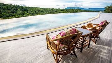 Kolam renang outdoor, dengan kursi berjemur