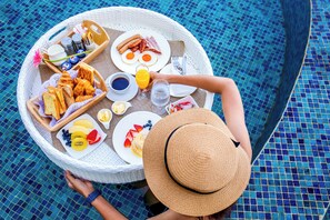 Piscina externa, funciona das 7h às 20h, espreguiçadeiras