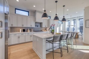 Fridge - Amenities! Pool, Hot Tub, Theater, Outdoor kitchen, Pool House (Austin)