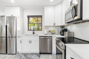 Kühlschrank, Mikrowelle, Ofen, Herdplatte