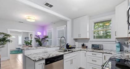 2694- Charm Your Pants Off, Single Level, Sleeps 10, Pet & Family Friendly