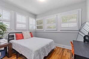 3 bedrooms, desk, free WiFi, bed sheets