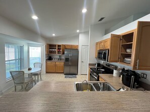Private kitchen - Charming 3-bedroom house in enchanting Ocala with WiFi, AC (Ocala)