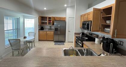 Charming 3-bedroom house in enchanting Ocala with WiFi, AC