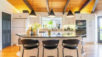 Réfrigérateur, four à micro-ondes, un four, surface de cuisson