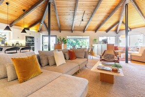 Televisión, chimenea, estéreo