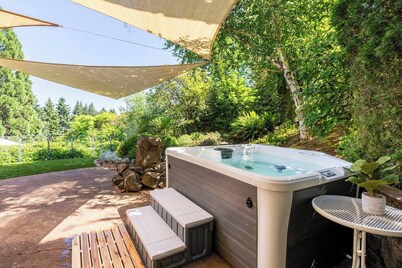 5 Bed Private Villa in Wine Country w/ Pool, Sauna, Hot Tub
