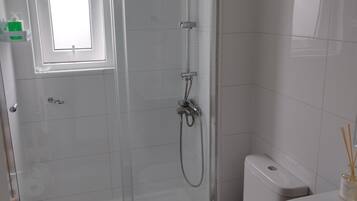 Regadera, secadora de cabello, toallas, jabón