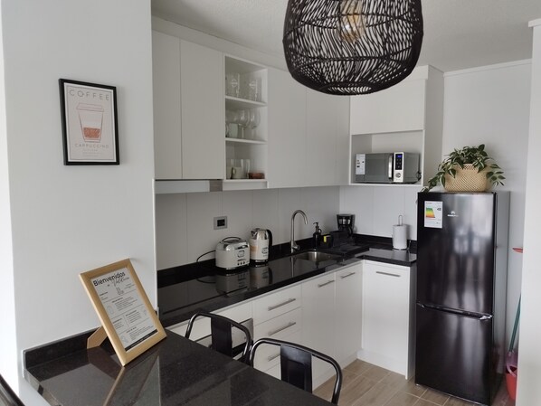 Jääkaappi, mikroaaltouuni, uuni, liesi