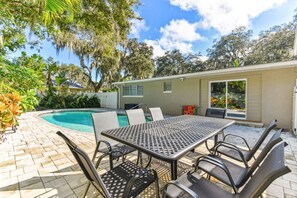 Outdoor dining - Palm Breeze Getaway Tampa (Tampa)