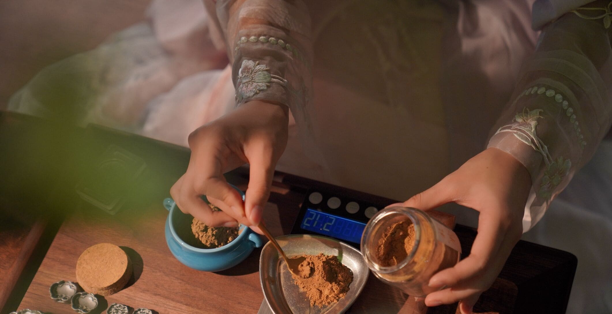 Una persona midiendo y mezclando un ingrediente en una cocina.