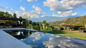 Une piscine offrant une vue dégagée sur les montagnes en arrière-plan.