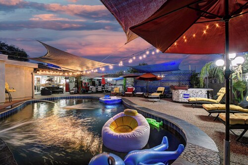 Luxury 7BR Pool & Spa Retreat in Tempe – 7 Kings or 14 Total Beds.