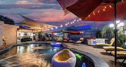 Luxury 7BR Pool & Spa Retreat in Tempe – 7 Kings or 14 Total Beds.