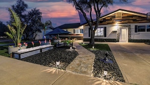 Exterior - Luxury 7BR Pool & Spa Retreat in Tempe – 7 Kings or 14 Total Beds -Customizable! (Tempe)