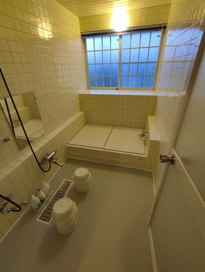 Articles de toilette gratuits, sèche-cheveux, chaussons, shampoing