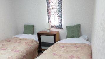 Triple Room | Desk, laptop workspace, soundproofing, free WiFi