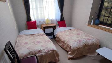 Twin Room, Mountain View | Desk, laptop workspace, soundproofing, free WiFi