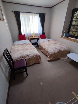 Phòng, quang cảnh núi | Bàn, khu vực làm việc phù hợp cho laptop 