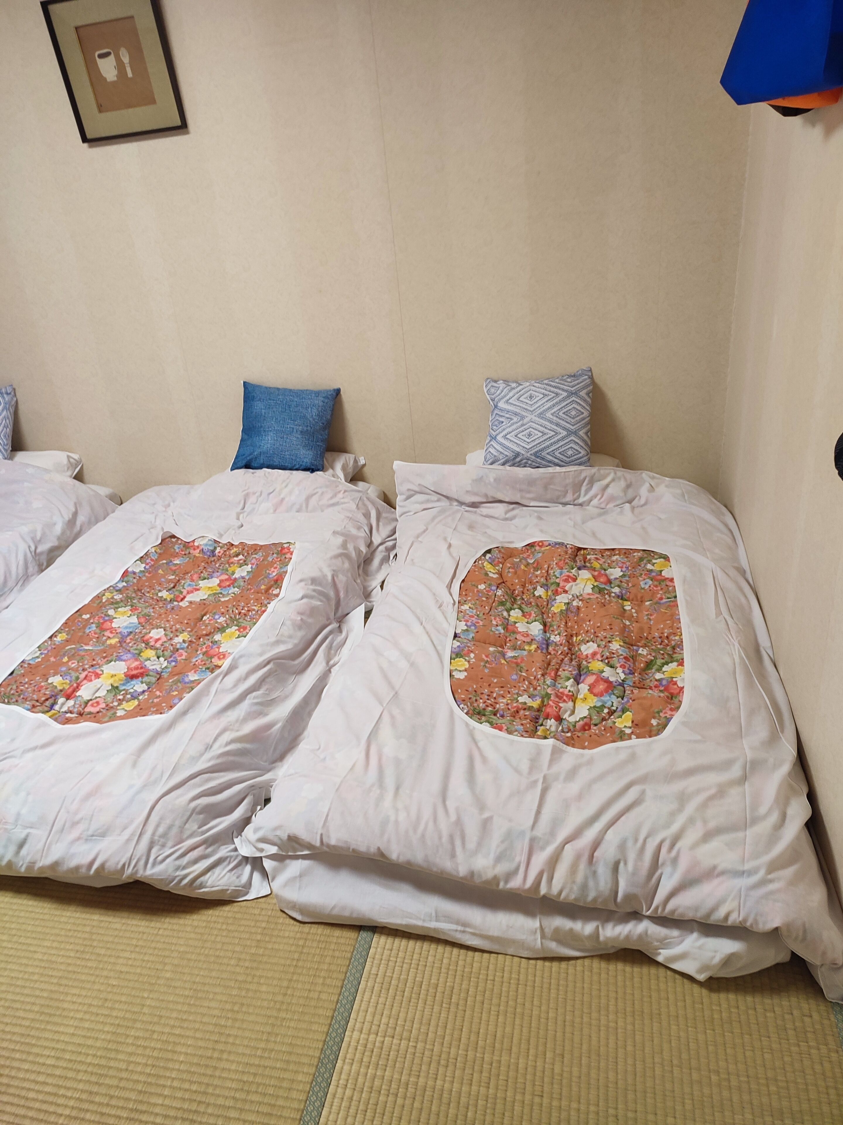 Desk, laptop workspace, soundproofing, free WiFi