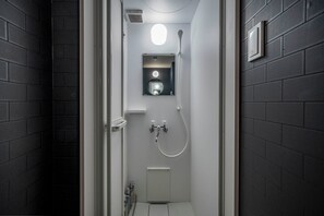 Gratis toiletartikelen, een haardroger, pantoffels, een bidet