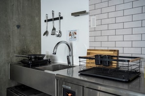 Kjøleskap, mikrobølgeovn, kokeplater og brødrister