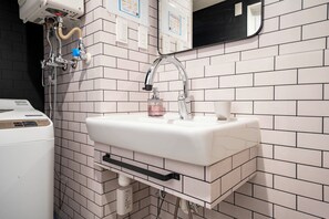 Gratis toiletartikelen, een haardroger, pantoffels, een bidet