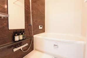 Duschwanne, kostenlose Toilettenartikel, Haartrockner, Hausschuhe