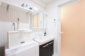 Ducha y bañera combinadas y artículos de higiene personal gratuitos