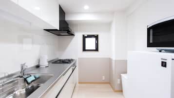 Fridge, microwave, stovetop, cookware/dishes/utensils