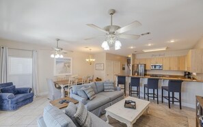 Smart TV, books - Charming 3-bedroom/3 bath house only 40 yards to the sand. (Panama City Beach)