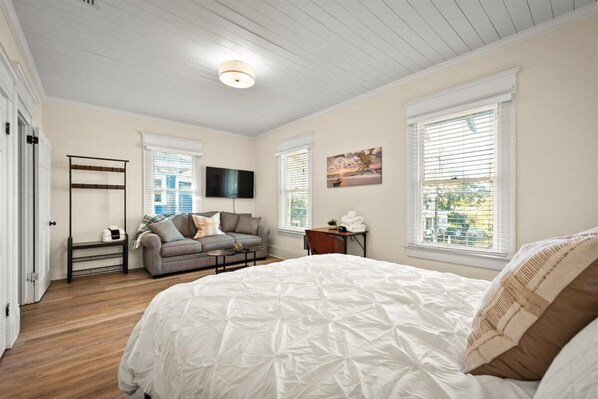 3 bedrooms, desk, free WiFi, bed sheets